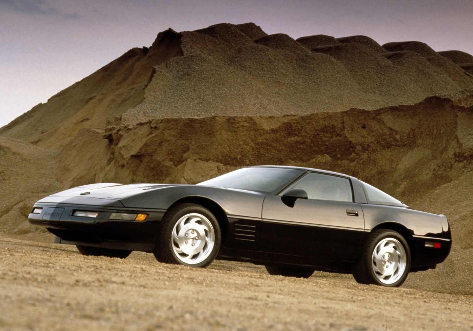 C4 corvette in the desert